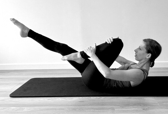 Exercice de Pilates matwork au sol lors d’un cours dans un studio à Heiligenstein en Alsace