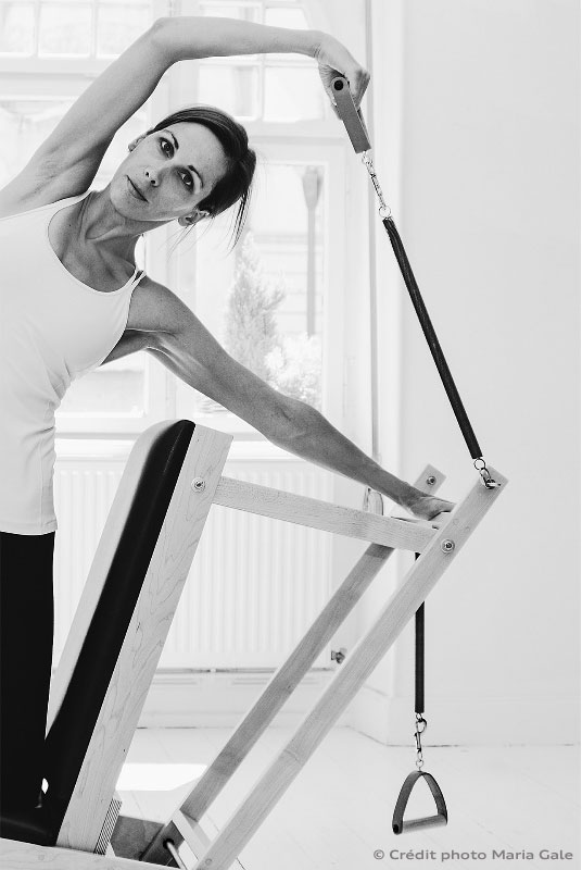 Marine, enseignante de Pilates, lors d’un exercice sur appareil au sein de son studio