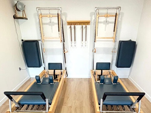 Salle de Pilates équipée de reformers et d’appareils au Studio Pilates Heiligenstein en Alsace